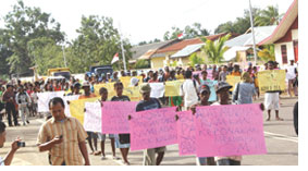 DEMO : Ratusan massa yang datang sambil membawa spanduk-spanduk ke Kantor DPRD Kabupaten Merauke 